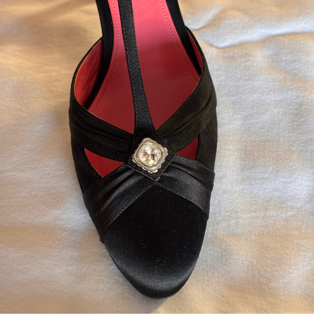 NWT Judith Leiber Black Satin T-strap Heels with Swarovski Crystal Accent Sz 8.5 - Picture 4 of 10